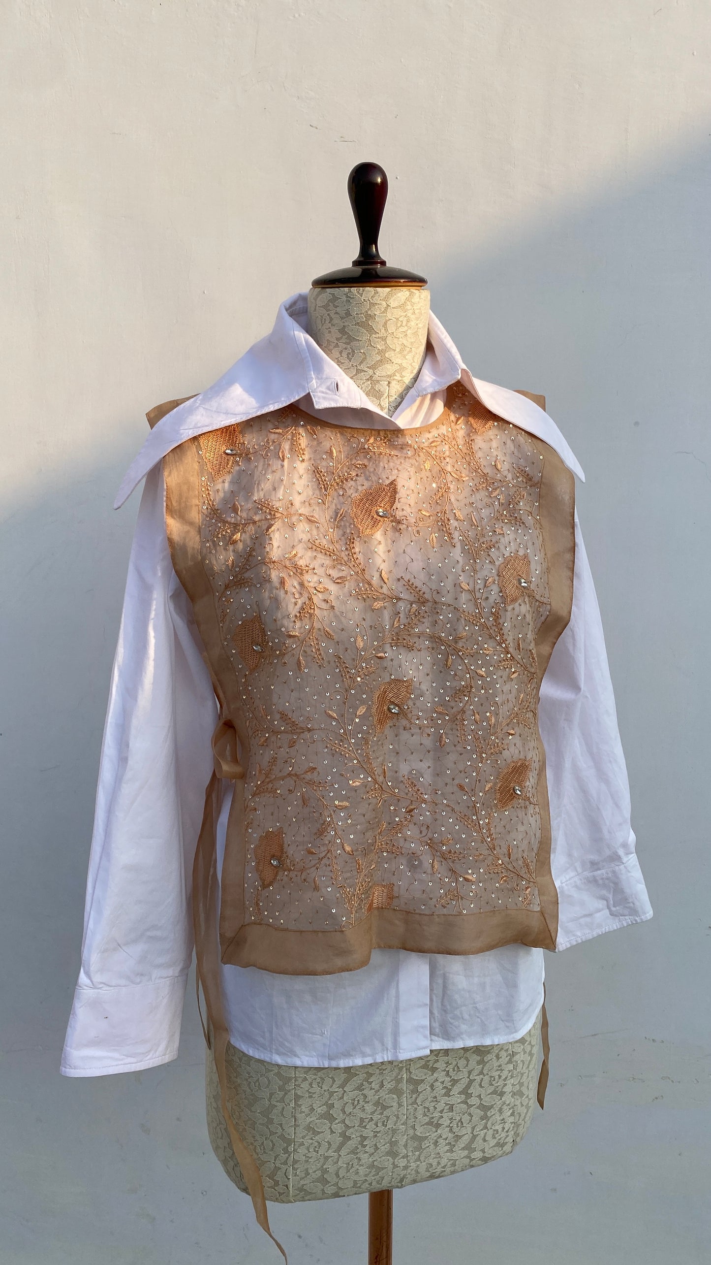 Warm Taupe Jaali Bib