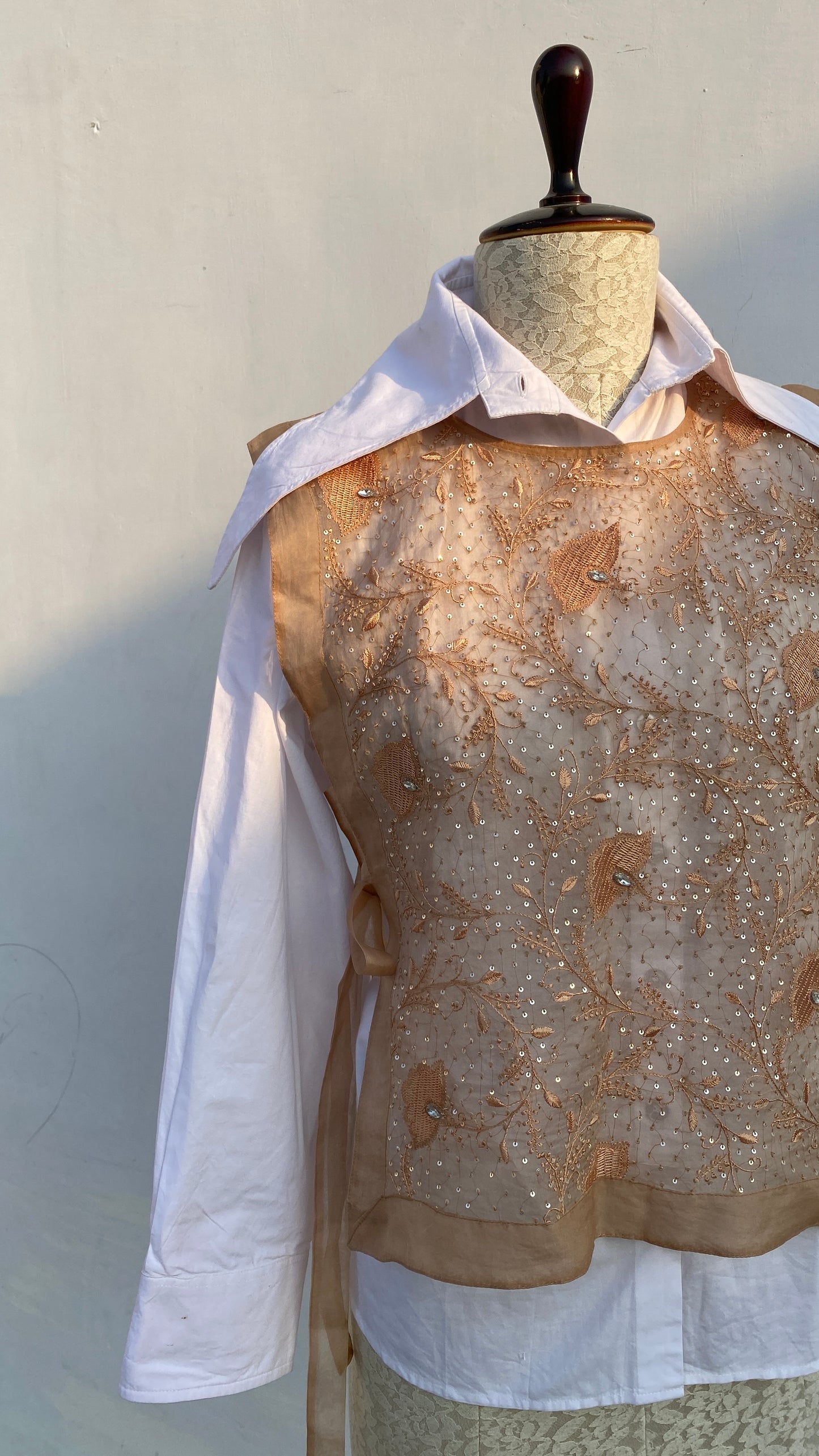 Warm Taupe Jaali Bib