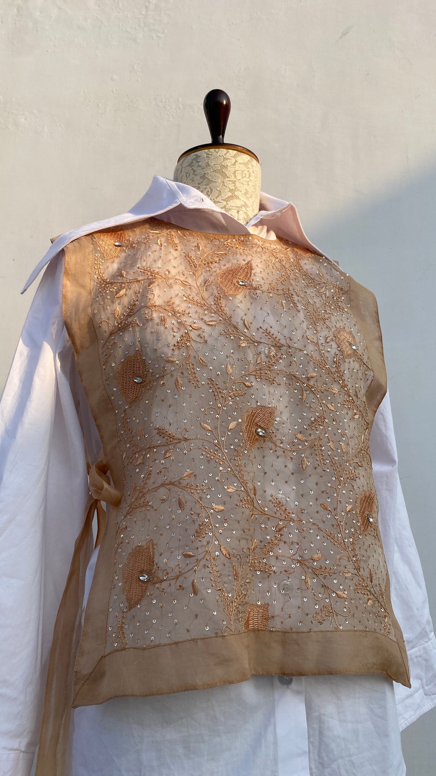 Warm Taupe Jaali Bib